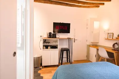 Cuisine ou kitchenette dans l'établissement Charming Studio Montorgueil