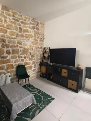 Télévision ou salle de divertissement dans l'établissement Studio calme pour 4 au cœur du Marais