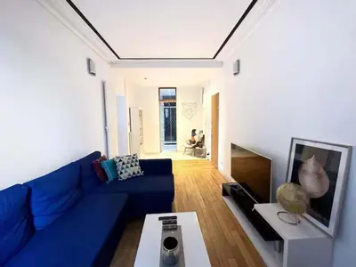 Télévision ou salle de divertissement dans l'établissement Celine 4 Charmant Studio avec une chambre, La défense