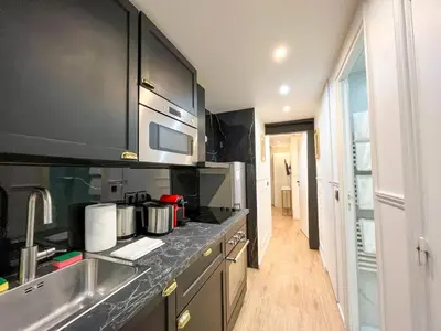Cuisine ou kitchenette dans l'établissement UrbanFlat 93 - Lovely Nazareth 2 Bedroom Apartment