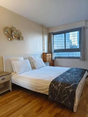 Un ou plusieurs lits dans un hébergement de l'établissement 5 min walk to metro, 2 bedrooms, la défense, parking