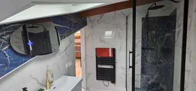 Salle de bains dans l'établissement Cozy Loft sous les toits