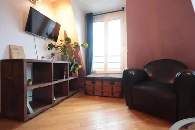 Télévision ou salle de divertissement dans l'établissement APPARTEMENT CHALEUREUX ARTISTIQUE QUARTIER GARE DU NORD - GARE DE L'EST et GRANDS BOULEVARDS