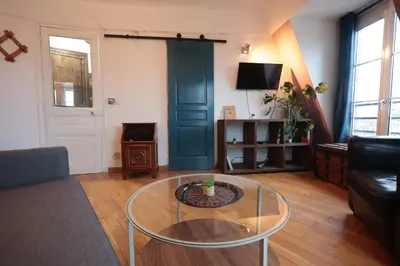 Télévision ou salle de divertissement dans l'établissement APPARTEMENT CHALEUREUX ARTISTIQUE QUARTIER GARE DU NORD - GARE DE L'EST et GRANDS BOULEVARDS