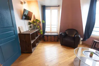 Télévision ou salle de divertissement dans l'établissement APPARTEMENT CHALEUREUX ARTISTIQUE QUARTIER GARE DU NORD - GARE DE L'EST et GRANDS BOULEVARDS