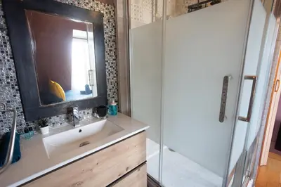 Salle de bains dans l'établissement APPARTEMENT CHALEUREUX ARTISTIQUE QUARTIER GARE DU NORD - GARE DE L'EST et GRANDS BOULEVARDS