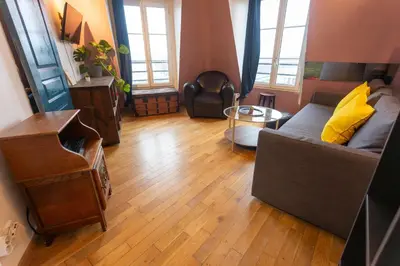 Coin salon dans l'établissement APPARTEMENT CHALEUREUX ARTISTIQUE QUARTIER GARE DU NORD - GARE DE L'EST et GRANDS BOULEVARDS