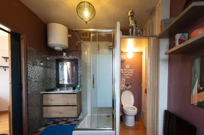 Salle de bains dans l'établissement APPARTEMENT CHALEUREUX ARTISTIQUE QUARTIER GARE DU NORD - GARE DE L'EST et GRANDS BOULEVARDS