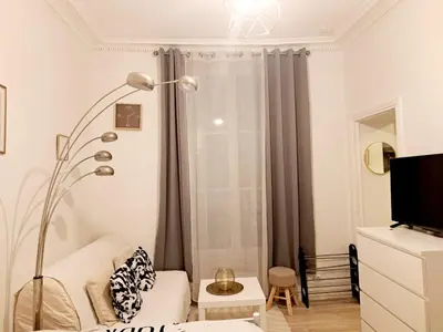 Télévision ou salle de divertissement dans l'établissement Charmant Nice apartment in central Paris location !