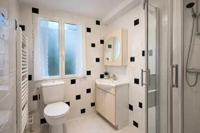 Salle de bains dans l'établissement Cozy Appartement 1 Chambre au 12ᵉ Arrondissement