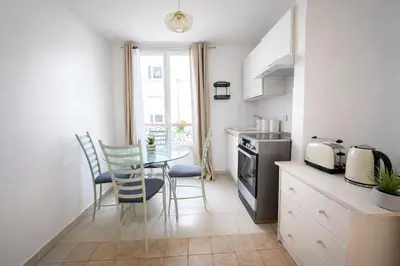 Cuisine ou kitchenette dans l'établissement Cozy Appartement 1 Chambre au 12ᵉ Arrondissement