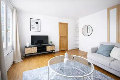 Télévision ou salle de divertissement dans l'établissement Cozy Appartement 1 Chambre au 12ᵉ Arrondissement