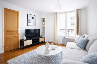 Télévision ou salle de divertissement dans l'établissement Cozy Appartement 1 Chambre au 12ᵉ Arrondissement