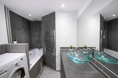 Salle de bains dans l'établissement Magnifique Appartement 1 Chambre à Neuilly-sur-Seine