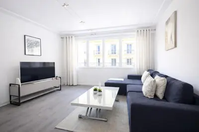 Télévision ou salle de divertissement dans l'établissement Magnifique Appartement 1 Chambre à Neuilly-sur-Seine