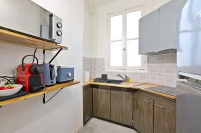 Cuisine ou kitchenette dans l'établissement Quartier Luxembourg 1 Bedroom Apartment-Netflix