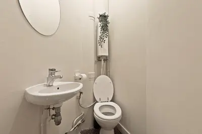 Salle de bains dans l'établissement Quartier Luxembourg 1 Bedroom Apartment-Netflix