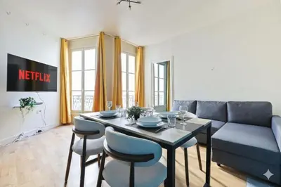Coin salon dans l'établissement Quartier Luxembourg 1 Bedroom Apartment-Netflix