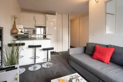 Cuisine ou kitchenette dans l'établissement T1bis avec balcon à Boulogne - Welkeys
