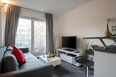 Télévision ou salle de divertissement dans l'établissement T1bis avec balcon à Boulogne - Welkeys
