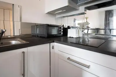 Cuisine ou kitchenette dans l'établissement T1bis avec balcon à Boulogne - Welkeys