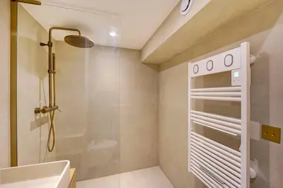 Salle de bains dans l'établissement Marais studio in city center