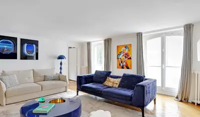 Coin salon dans l'établissement Sublime appartement 6P Champs-Elysées, Montaigne