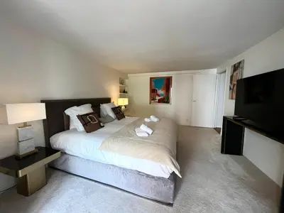 Un ou plusieurs lits dans un hébergement de l'établissement Sublime appartement 6P Champs-Elysées, Montaigne