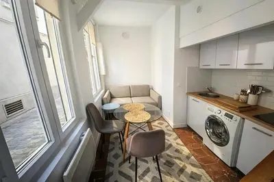 Cuisine ou kitchenette dans l'établissement Fully renovated apartment and secured charming place