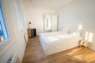 Un ou plusieurs lits dans un hébergement de l'établissement Fully renovated apartment and secured charming place
