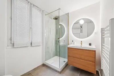 Salle de bains dans l'établissement Close to Paris City Center I Eiffel Tower View