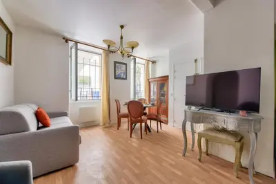 Télévision ou salle de divertissement dans l'établissement Bright & Spacious Apartments in Central Paris 15th