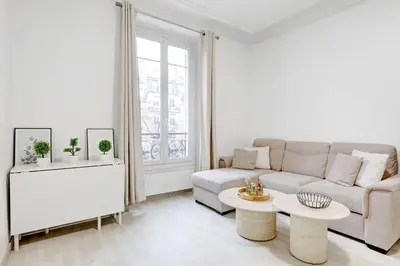 Coin salon dans l'établissement Suite Magenta - Opulence au cœur de Paris
