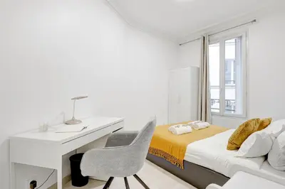 Un ou plusieurs lits dans un hébergement de l'établissement Suite Magenta - Opulence au cœur de Paris