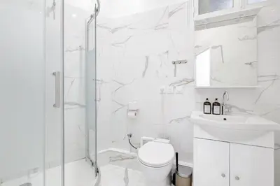 Salle de bains dans l'établissement Suite Magenta - Opulence au cœur de Paris