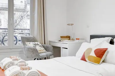 Un ou plusieurs lits dans un hébergement de l'établissement Suite Magenta - Opulence au cœur de Paris