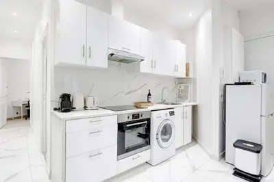 Cuisine ou kitchenette dans l'établissement Suite Magenta - Opulence au cœur de Paris