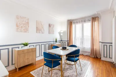 Coin salon dans l'établissement Elegant Haussmannian-style apt in Paris I Balcony and City Views, close to Metro, Parking available