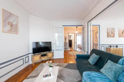 Télévision ou salle de divertissement dans l'établissement Elegant Haussmannian-style apt in Paris I Balcony and City Views, close to Metro, Parking available