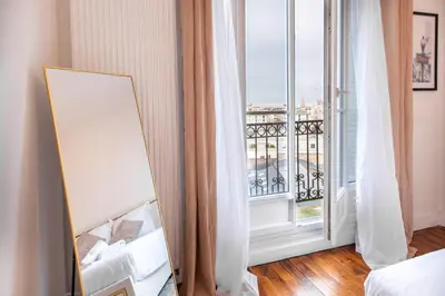 Un ou plusieurs lits dans un hébergement de l'établissement Elegant Haussmannian-style apt in Paris I Balcony and City Views, close to Metro, Parking available