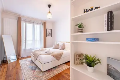 Un ou plusieurs lits dans un hébergement de l'établissement Elegant Haussmannian-style apt in Paris I Balcony and City Views, close to Metro, Parking available