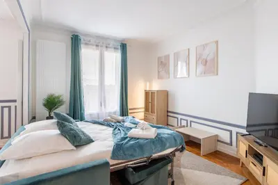 Télévision ou salle de divertissement dans l'établissement Elegant Haussmannian-style apt in Paris I Balcony and City Views, close to Metro, Parking available