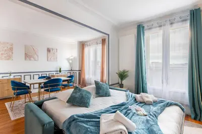 Un ou plusieurs lits dans un hébergement de l'établissement Elegant Haussmannian-style apt in Paris I Balcony and City Views, close to Metro, Parking available