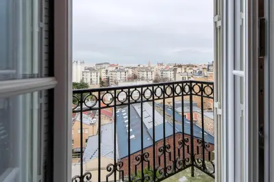 Balcon ou terrasse dans l'établissement Elegant Haussmannian-style apt in Paris I Balcony and City Views, close to Metro, Parking available