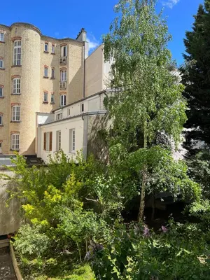 Jardin de l'établissement studio élégant équilibre idéal entre loisirs détente et culture