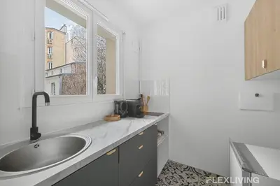 Cuisine ou kitchenette dans l'établissement studio élégant équilibre idéal entre loisirs détente et culture