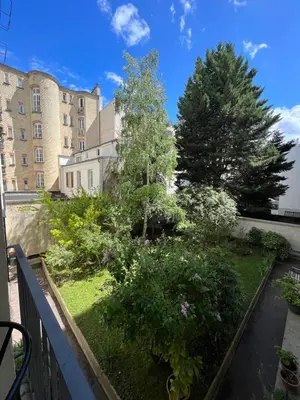 Jardin de l'établissement studio élégant équilibre idéal entre loisirs détente et culture
