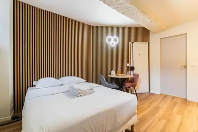 Un ou plusieurs lits dans un hébergement de l'établissement Studio charmant ile saint louis Paris 4 - 2P