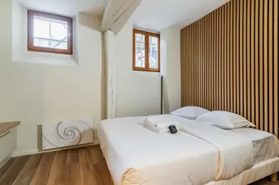 Un ou plusieurs lits dans un hébergement de l'établissement Studio charmant ile saint louis Paris 4 - 2P