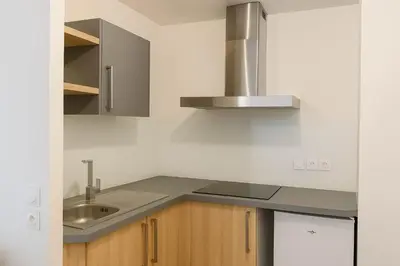 Cuisine ou kitchenette dans l'établissement Courbevoie Studio terrasse situe pres de Paris